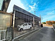 駐車は2台可能！電動シャッター付きのため防犯性と防風性に優れ、操作もラクラクで安心です♪