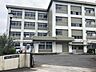 周辺：徒歩約10分　校訓「すなおに　元気に　しんけんに」