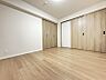 室内：飽きのこないナチュラルな内装。あたたかみがあり、リラックスできる空間です。
