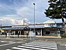 周辺：三河豊田駅まで　976m　徒歩約13分　トヨタ自動車本社に最も近い駅で　駅の周辺はトヨタ自動車本社工場をはじめとした企業のオフィスや工場の集まる住宅地が広がっている。