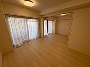 光が差し込む明るいリビング