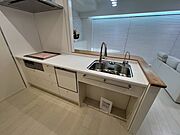 リビングが見渡せる開放的なキッチン