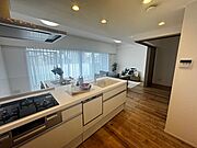 白を基調とした清潔感あるシステムキッチン