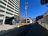 外観：前面道路を含む現地写真