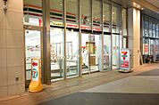 セブンイレブン鹿児島中央駅前店まで27m。 商業施設「LI-ka1920」と一体となっており、利便性に優れています。