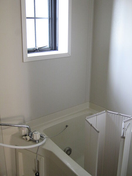 画像9:窓のある明るい浴室