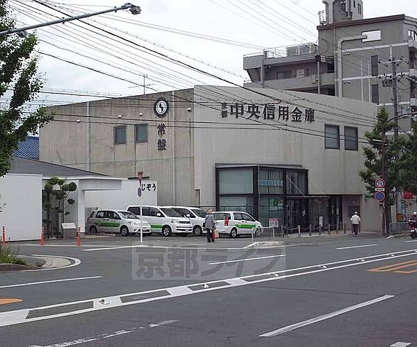 画像4:京都中央信用金庫 常盤支店まで87m 丸太町山越の交差点を西にいったところにございます。丸太町通り沿い南側。