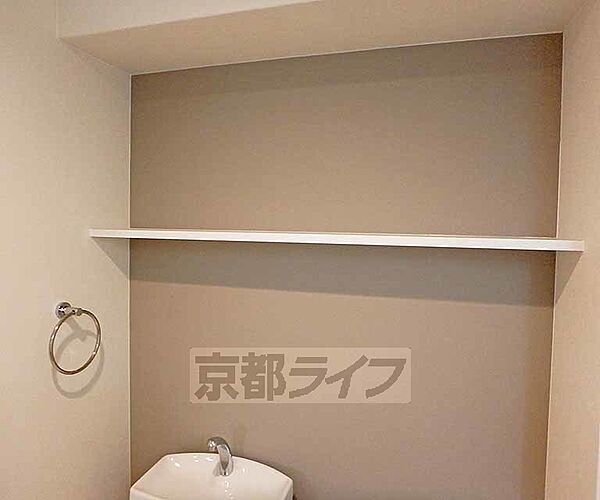 画像27:トイレ上部に便利な棚があります。