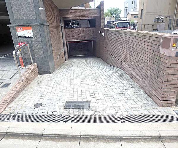 画像28:地下駐車場入り口