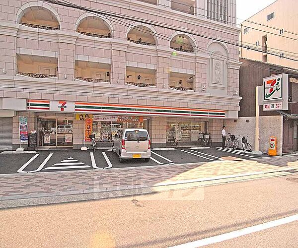 セブンイレブン千本今出川店まで514m 今出川通り沿いにあります。駐車場もあるので便利ですよ。