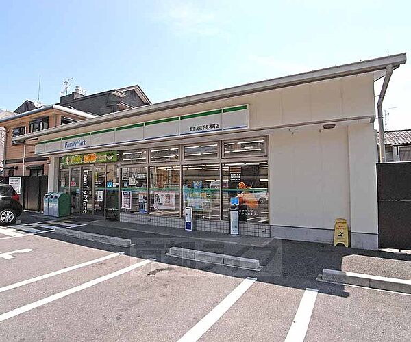 画像29:ファミリーマート智恵光院下長者町店まで350m 敷地内ガレージも広々。住宅街に立地します。