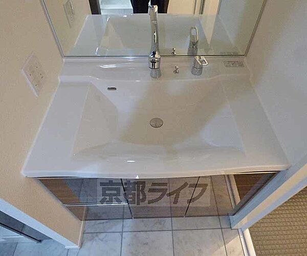 画像27:真っ白で清潔感のある洗面台です。
