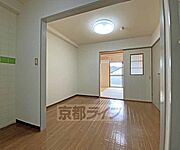 ダイニングキッチンから和室方向です。大型バイクが屋根付き（ピロティ部分）で駐輪可能な物件です。