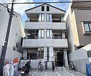 閑静な住宅街に建っております。