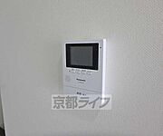 鍵をかけたまま訪問者と会話ができます
