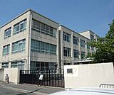 桃山南小学校まで220m 活気溢れる小学校です。