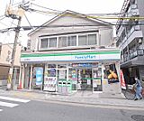 ファミリーマート桃山御香宮前店まで764m ＪＲ桃山駅最寄のコンビニです。