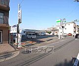 ファミリーマート伏見墨染店まで94m 墨染通沿いのコンビニ。非常に駐車場が広い