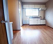 日差しのよく入るキッチンです・