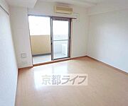 質素で広大な洋室です