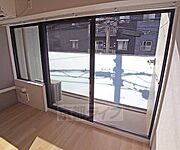 開口部が広く、とても明るい洋室です。