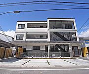 白と黒の外観がオシャレです。