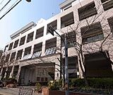 洛央小学校まで372m 街中の小学校