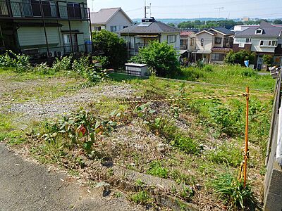 外観：物件は道路右側