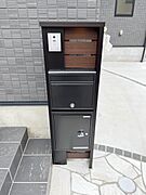 表札・インターホン・ポスト・宅配ＢＯＸをひとつに集約。エントランスになじむシンプルデザイン。