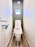 明るく清潔感のあるトイレです。   