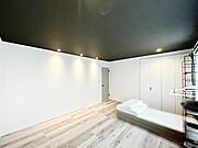 天井のアクセントクロスとダウンライトがお部屋に落ち着きある空間に演出してくれます
