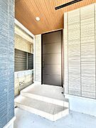 大切な家族、来客を出迎える玄関。
