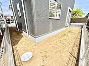 ガーデニングや家庭菜園も楽しめるお庭付き。