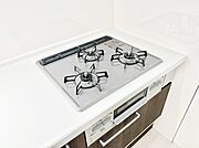 ガスコンロはＳｉセンサー搭載。火力調節や焦げ付き・消し忘れも防いでくれます。