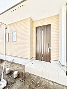 シンプルで落ち着いた雰囲気の玄関周り