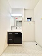 大きく見やすい三面鏡で清潔感ある洗面台は、身だしなみチェックや肌のお手入れにおすすめです。 