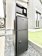 表札・インターホン・ポスト・宅配ＢＯＸをひとつに集約。エントランスになじむシンプルデザイン。