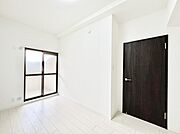 バルコニーに繋がるお部屋は開放感があります。　