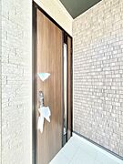 大切な家族、来客を出迎える玄関。