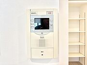 訪問者が一目でわかる安心のＴＶモニター付きインターホン。   