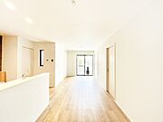 大きな窓からたっぷりの陽光と風を感じられるリビング