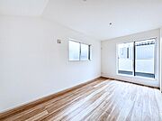 明るいバルコニーサイドに洋室を設置。目覚めの良い寝室に。 