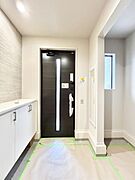 シューズインクローク付きの玄関。家族全員の靴や雨具などすっきり収納できます。