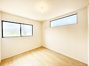 2面採光で気持ちよく自然光が取り入れられるのでお子様のお部屋にもピッタリ