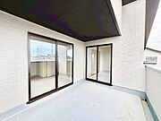 奥行たっぷりのバルコニー。毎日のお洗濯やお布団干しに大活躍しそうですね！