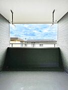 上部に屋根がかかっているので急な雨の時にも安心です。