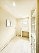室内物干し・カウンター・収納棚がついた使いやすいランドリールーム。