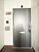 シンプルで落ち着いた雰囲気の玄関周り  
