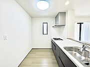 爽やかな風が通り抜けるキッチン。窓があるので明るく換気にも役立ちます。