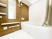 一日の疲れを癒してくれる明るい清潔感のあるバスルーム